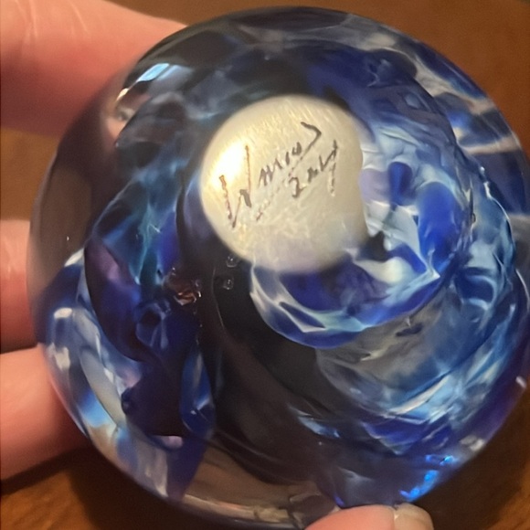 Jonathan Winfisky Art Glass Blue and White Large Marble Paperweight Signed Dated - Picture 7 of 7